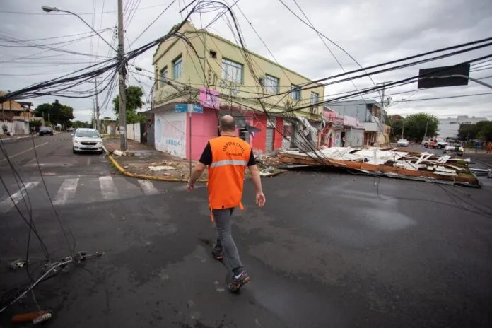 Moradores de Canoas seguem sem luz; Mais de 100 casas foram destelhadas
