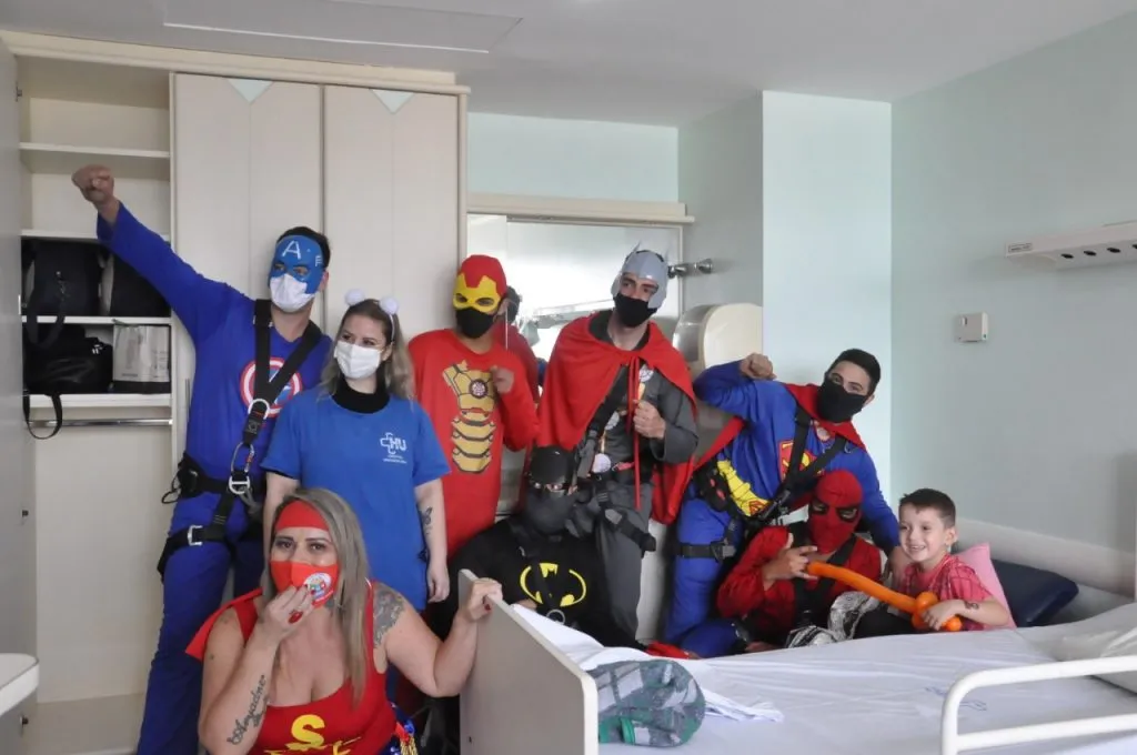 Crianças internadas em hospital de Canoas recebem visita de super-heróis