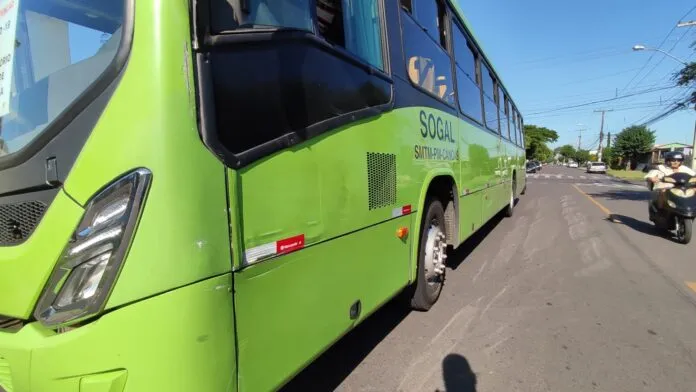 Moto vai parar embaixo de ônibus da Sogal após colisão em Canoas