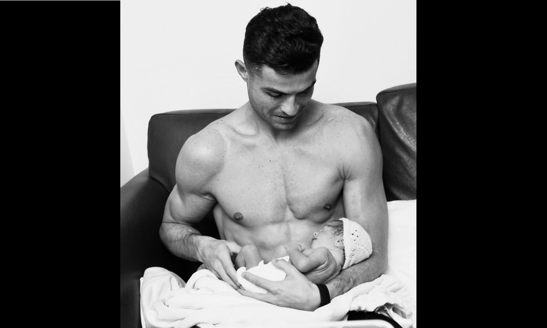 Primeiro registro de Cristiano Ronaldo e sua filha