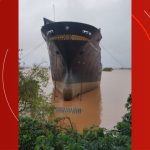 Navio Encosta no Teto de Escritório Após Enchente em Taquari