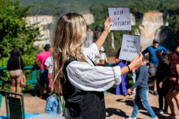 Fashion Revolution 2025 Reforça Consciência Local com o Tema “Pense Global, Aja Local”